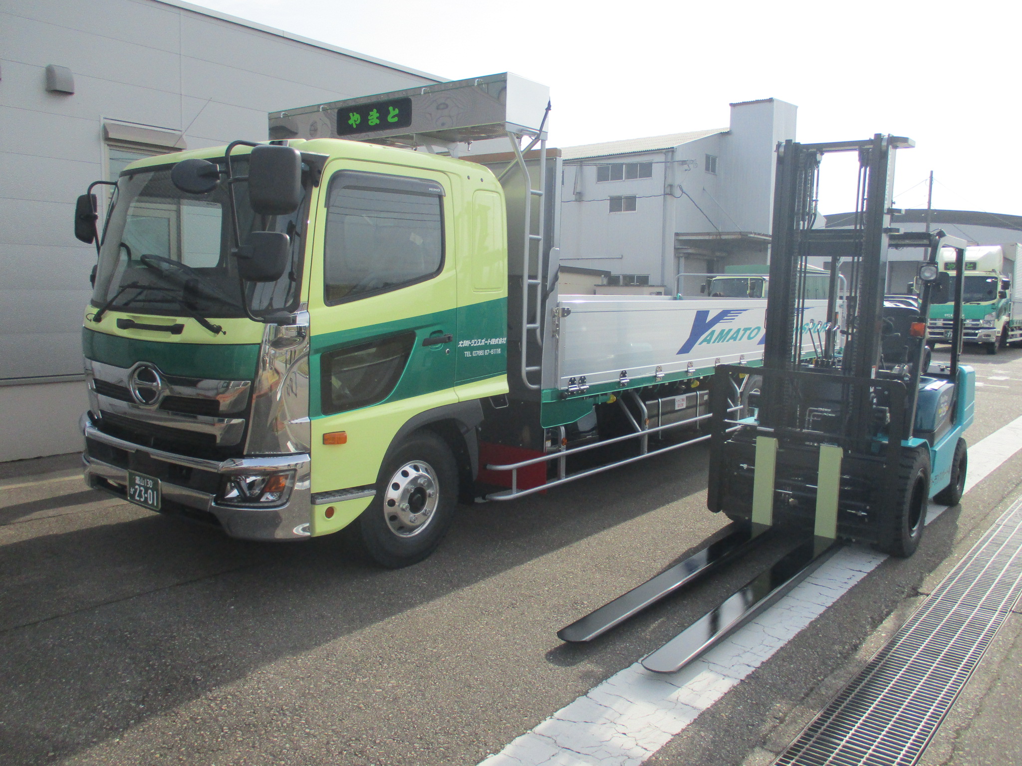 4t車、フォークリフトの新車安全祈願 ｜ 大和トランスポート | 物流 トラック 連結車両 研修センター